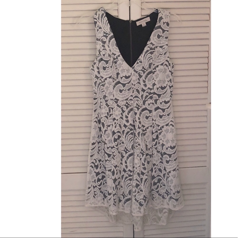 Monteau Los Angeles White Floral Lace Overlay V Neck Hi Low Skaters Dress medium